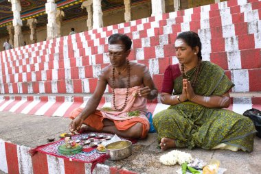 Merdivenlerde oturan şiva pooja yapan çift, Madurai, Tamil Nadu, Hindistan Ağustos-2009  