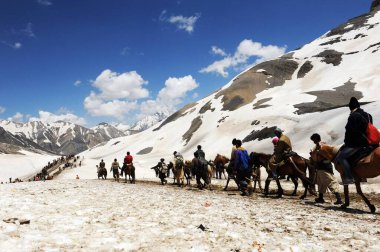 Pilgrim mahagunas ganesh top, amarnath yatra, Jammu Kashmir, Hindistan, Asya 'ya geçer.