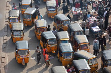Charminar, Hyderabad, Andhra Pradesh yakınlarındaki otomobil trafiği. 