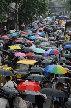 Kalabalık caddede renkli Şemsiye Mumbai Maharashtra Hindistan ile yürüyen insanlar. 