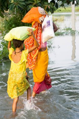 2008 yılında büyük oranda yoksulluk sınırının altında acı çeken Kosi nehri seli Purniya ilçesinde, Bihar 'da, Hindistan' da,