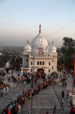 Anandgarh kasabası Anandpur Sahib, Rupnagar, Punjab, Hindistan 'da Gurudwara' nın hava manzarası 