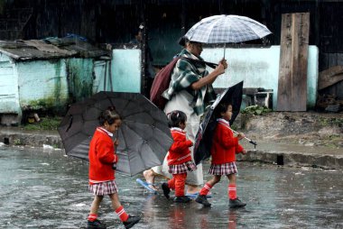Çocuklar yağmurda okula gidiyor; Khasi kabilesi; Shillong; Meghalaya; Hindistan