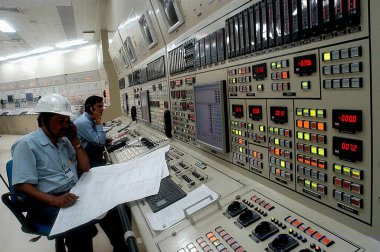 Tarapur Atom Enerjisi Ünitesi 3 & 4 'te, Bombay Mumbai, Maharashtra, Hindistan' da, Tarapur Atom Enerjisi Kontrol Odası 'nda çalışan bir memur.