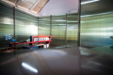 Bose Krishanamachari 'nin duvar kitapları kütüphanesindeki hafif renkli desen; Lava kashi sanat galerisi; Mattancherry; Cochin now Kochi; Kerala; Hindistan