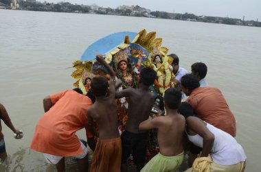 Tanrıça durga idol dalış Hooghly nehri, Kolkata, Batı Bengal, Hindistan, Asya