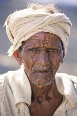 Yaşlı çiftçi, Mahableshwar, Maharashtra, Hindistan   