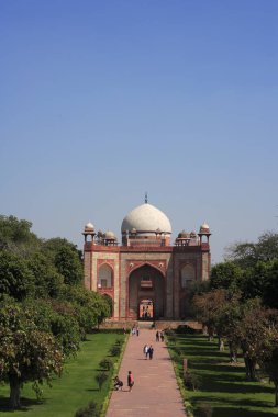 Batı kapısı, Humayun 'un mezarının ana girişi 1570' te kızıl kumtaşı ve beyaz mermerden yapılmış Hint yarımadasındaki ilk bahçe mezarından yapılmış. İran 'ın Mughal mimarisi, Delhi, Hindistan UNESCO Dünya Mirası