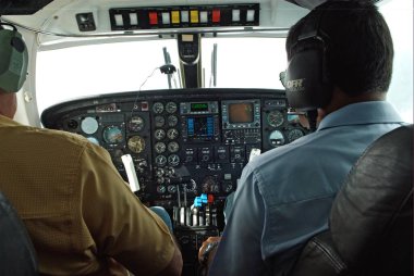 Kavalcı uçak kokpitinde pilotlar navigasyonu kontrol ediyor, Hindistan 
