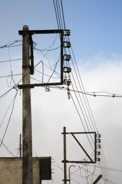 Kablolu elektrik direkleri, Maharashtra, Hindistan