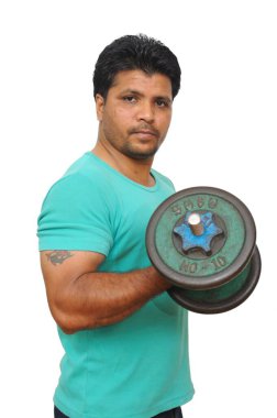 Beyaz arka planda egzersiz yapan Hintli adam.  