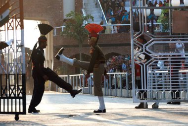 Hindistan-Pakistan uluslararası sınırı, Wagah sınırı, Attari, Punjab ve Hindistan 'da bayrak indirme töreni sırasında Hindistan Sınır Güvenlik Kuvvetleri askerleri ve Pakistanlı komandolar