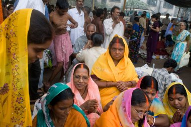 Bengalli Kadınlar Babu Ghat, Kolkata, Batı Bengal, Hindistan 'da Satya Narayan pooja performansı sergiliyorlar.