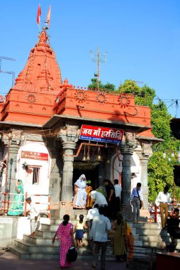 Tanrıça Harsiddhi, Ujjain, Madhya Pradesh, Hindistan 'ın popüler tapınağındaki dindarlar 