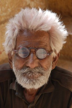 Bir Yaşlı Adam Kameraya Bakıyor, Jaisalmer, Rajasthan, Hindistan 