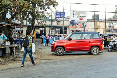 Vasai Yolu Tren İstasyonu, Mumbai, Maharashtra, Hindistan, Asya 