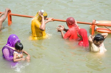 Kshipra nehrine kutsal dalış yapan hacılar, Ujjain, madhya pradesh, Hindistan, Asya 