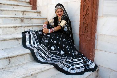 Jaswant Thada, Jodhpur, Rajasthan, Hindistan basamaklarında oturan kadın.  