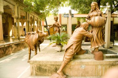 Pandit Sarvanand heykeli içme suyu, varanasi, uttar pradesh, Asya, Hindistan 