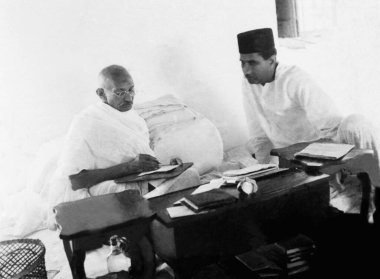 Mahatma Gandhi ve G.D. Birla Bhangi temizleme kolonisinde, Yeni Delhi, 1946, Hindistan    