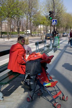 Bebek arabasında çocuklu bir kadın, Paris, Fransa, Avrupa 