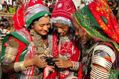 Geleneksel mücevher ve rajasthani kostümlü kızlar kameraya bakıyor, Pushkar Fair, Rajasthan, Hindistan   