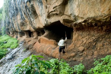 Tanhale mağaralarındaki adam, Maharashtra, Hindistan