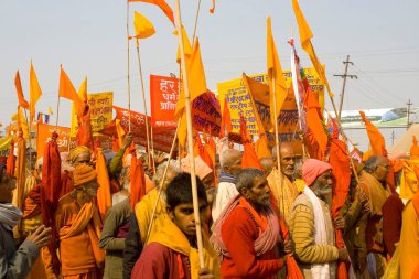 Hindu mitinginde en güçlü bayrak sembolü Kumbh mela, Allahabad, Uttar Pradesh, Hindistan 