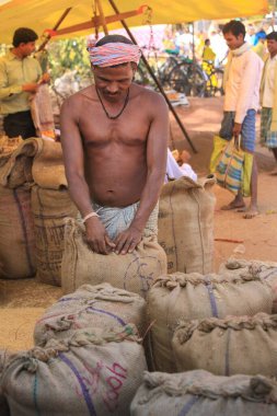 Çuvallı adam, şapka pazarı, jagdalpur, bastar, chhatishgarh, Hindistan, Asya 