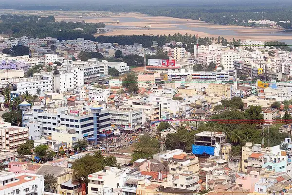 Şehrin Cauvery, Tiruchirappalli, Trichy, Tamil Nadu, Hindistan kıyılarındaki çok katlı binalarının hava manzarası. 