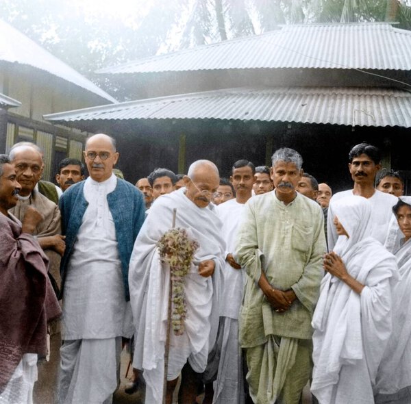 Махатма Ганди во время тура в Бенгалию в Маликанде Ганди Сева Санг, Индия, Азия, май 1939 года 