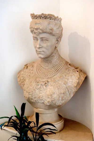 stock image Statue of queen of england in scindia museum in jaivilas palace, Gwalior, Madhya Pradesh, India 