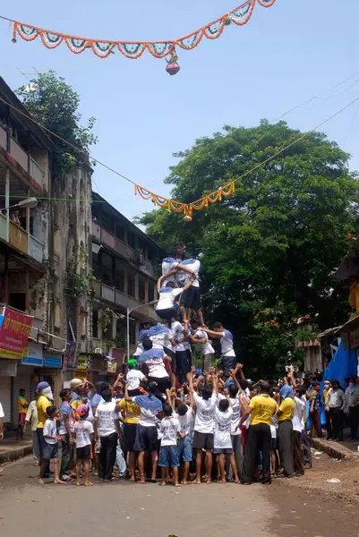 İnsan piramidi, dadar, Bombay, Mumbai, Maharashtra, Hindistan 'daki Janmashtami festivalinde bile handi kırmaya çalışıyor. 