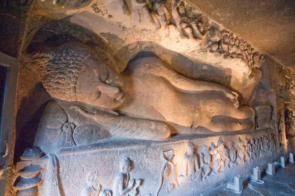 Nagta mağaraları, Aurangabad, Maharashtra, Hindistan 'daki Nirvana' ya hazırlanmak için uzanan Buda 'nın büyük bir figürü.