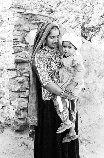 Geleneksel elbiseli kadın ve çocuk; Ghanethi köyü, Kutch bölgesi, Gujarat, Hindistan    