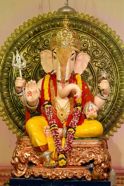 Dagdu Seth Halwai Ganapati 'nin muhteşem ve zengin bir şekilde aydınlatılmış süslemesiyle Ganapati' nin İdolü; Pune 'de Ganapati festivali; Maharashtra; Hindistan