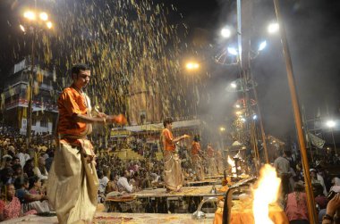 Uttar Pradesh Hindistan 'daki Varanasi Ghat' ta rahipler gösteri yapıyor. 