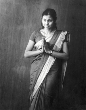 Hoş geldin pozu veren Hintli kadın portresi, teşekkürler, Hindistan 1940 'lar  