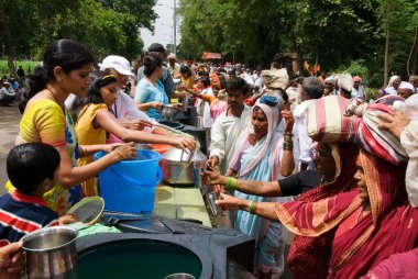 Şehirden hayır kurumları Pune 'deki Varyete hacılarına su veriyor; Maharashtra; Hindistan