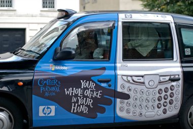 Cep telefonu reklamlı taksi, Londra, İngiltere İngiltere 