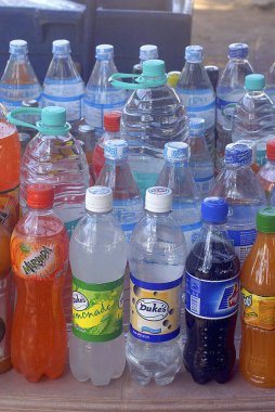 Vasai yakınlarındaki Arnala sahilinde, Bassein 'de, Thane' de, Maharashtra 'da, Hindistan' da çeşitli türde soğuk içecek ve paketlenmiş su şişeleri satılıyor.