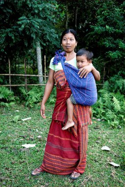 Çocuğuna sarılan kadın, Bongaigaon, Assam, Hindistan 