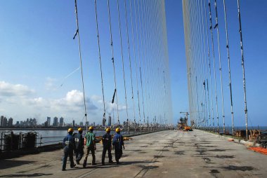 Bandra Worli kantilever üzerinde yürüyen mühendisler Rajiv Gandhi köprüsü, Bombay Mumbai, Maharashtra, Hindistan
