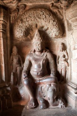 Indra Sabha, Aurangabad, Maharashtra, Hindistan 'daki Ellora Jain Mağarası' ndaki Lord Indra heykeli..