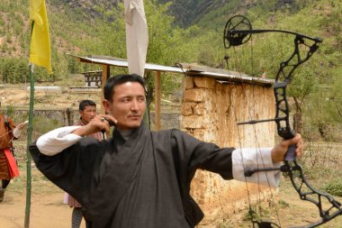 Okçuluk sporu yapan adam, Thimphu, Butan, Asya 