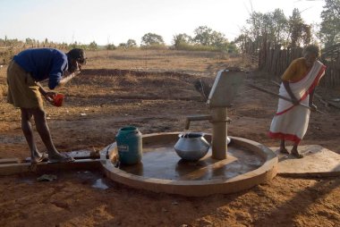 El pompasından su taşıyan kadın; Jharkhand; Hindistan