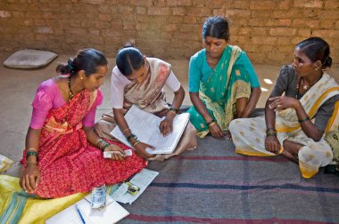 Kabile kadınları, Mumbai Bombay, Maharashtra, Hindistan yakınlarındaki Thane bölgesinde, Mikro kredi finansmanı katkıları için faaliyette bulundular. 