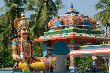 Koruyucu tanrı Ayyanar, Salem, Tamil Nadu, Hindistan yakınlarındaki bir köyün tanrısıdır. 
