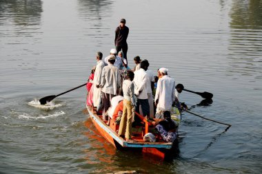 Haripur köyü halkı Sangli, Maharashtra ve Hindistan 'da Krishna nehrini geçmek için bir tekne kullanıyor.