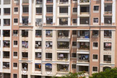 Kapalı balkonların kapatılması, Borivali, Mumbai Bombay, Maharashtra, Hindistan 'daki kurutma bezlerinin mahvettiği devasa modern koloninin yükselişi. 